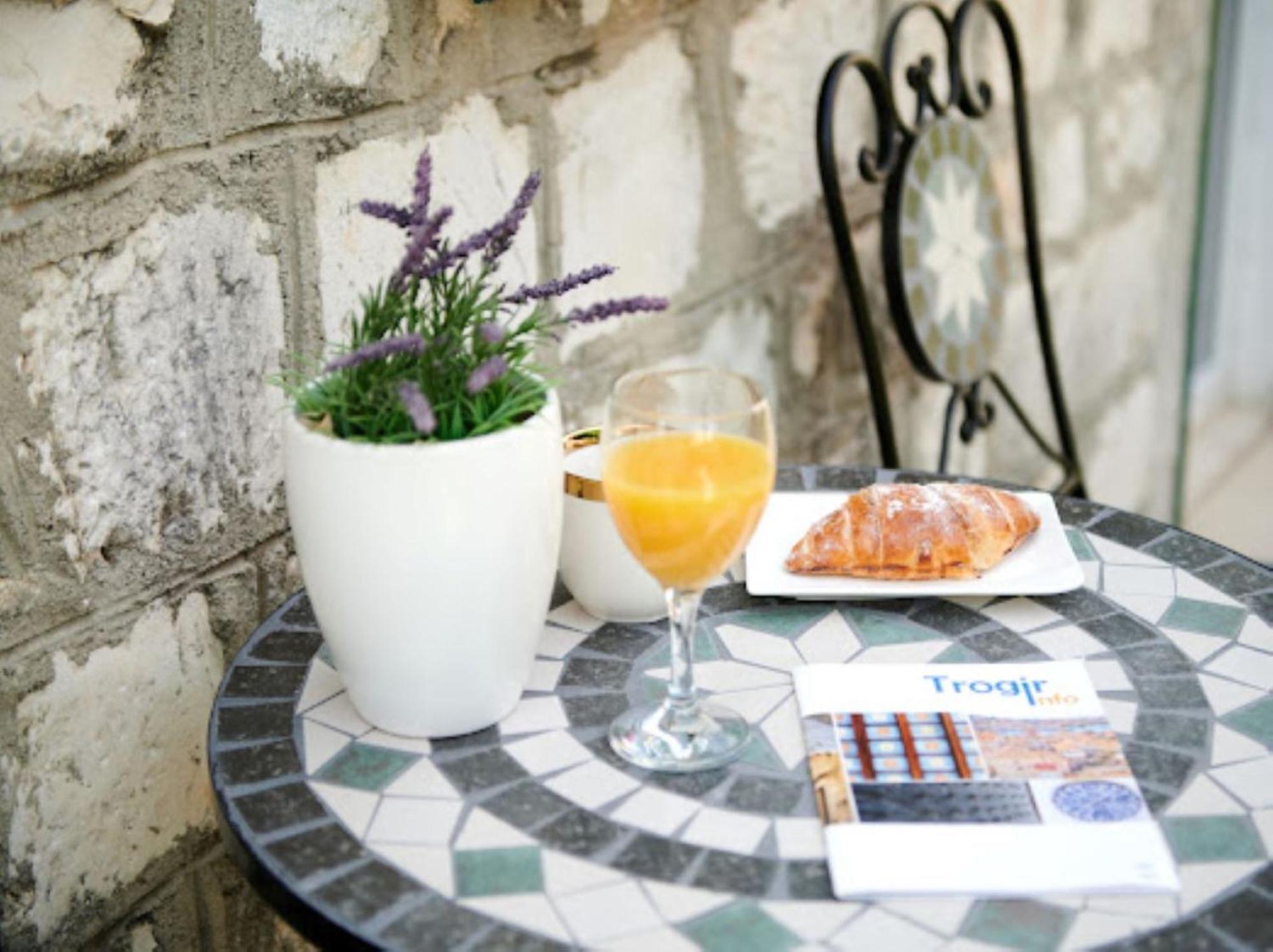 Guesthouse Ana Trogir Old Town Buitenkant foto